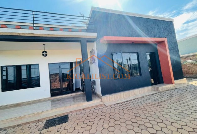 5 Bedrooms House